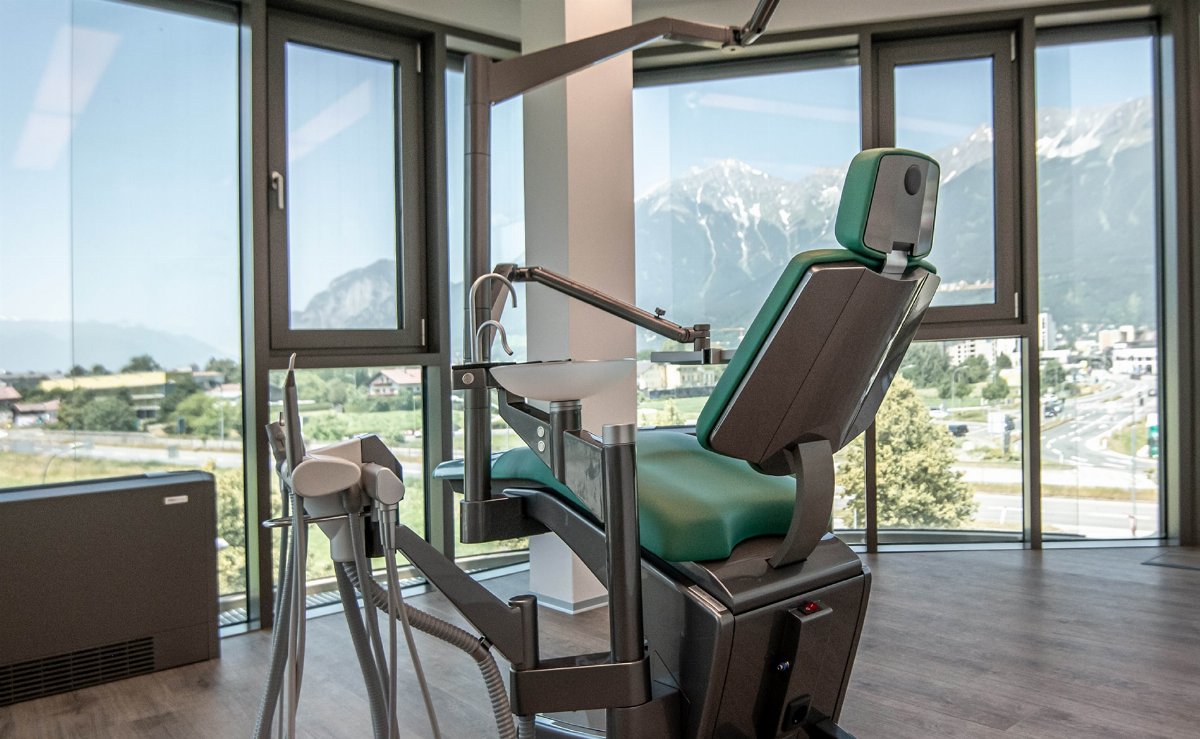 Behandlungsplatz mit Panoramafenster und Blick auf die Innsbrucker Berge